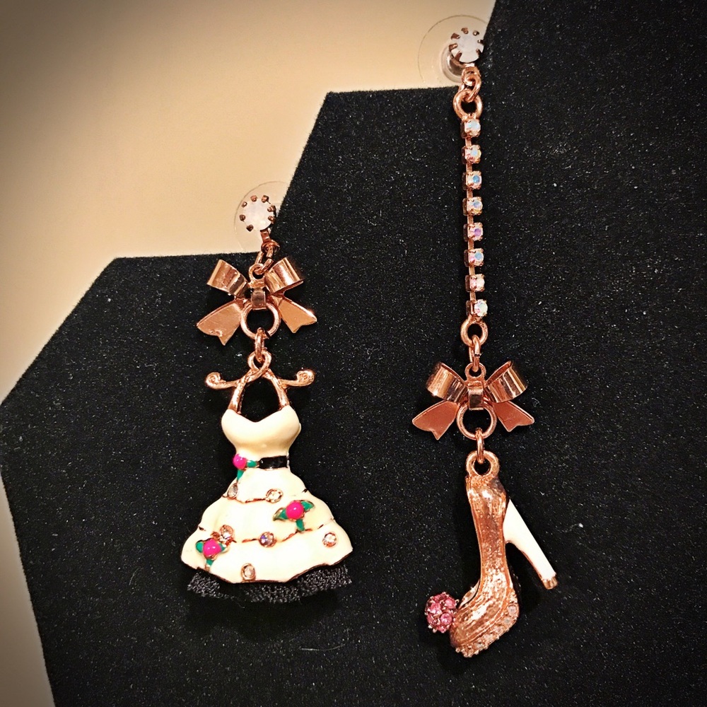 BETSEY JOHNSON Prom Dress Mismatch Earrings