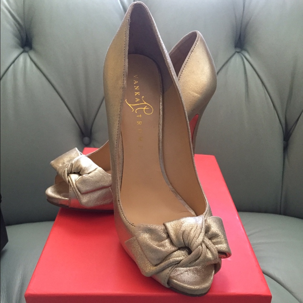 Gold Ivanka Trump Frenchie pump size 7.5