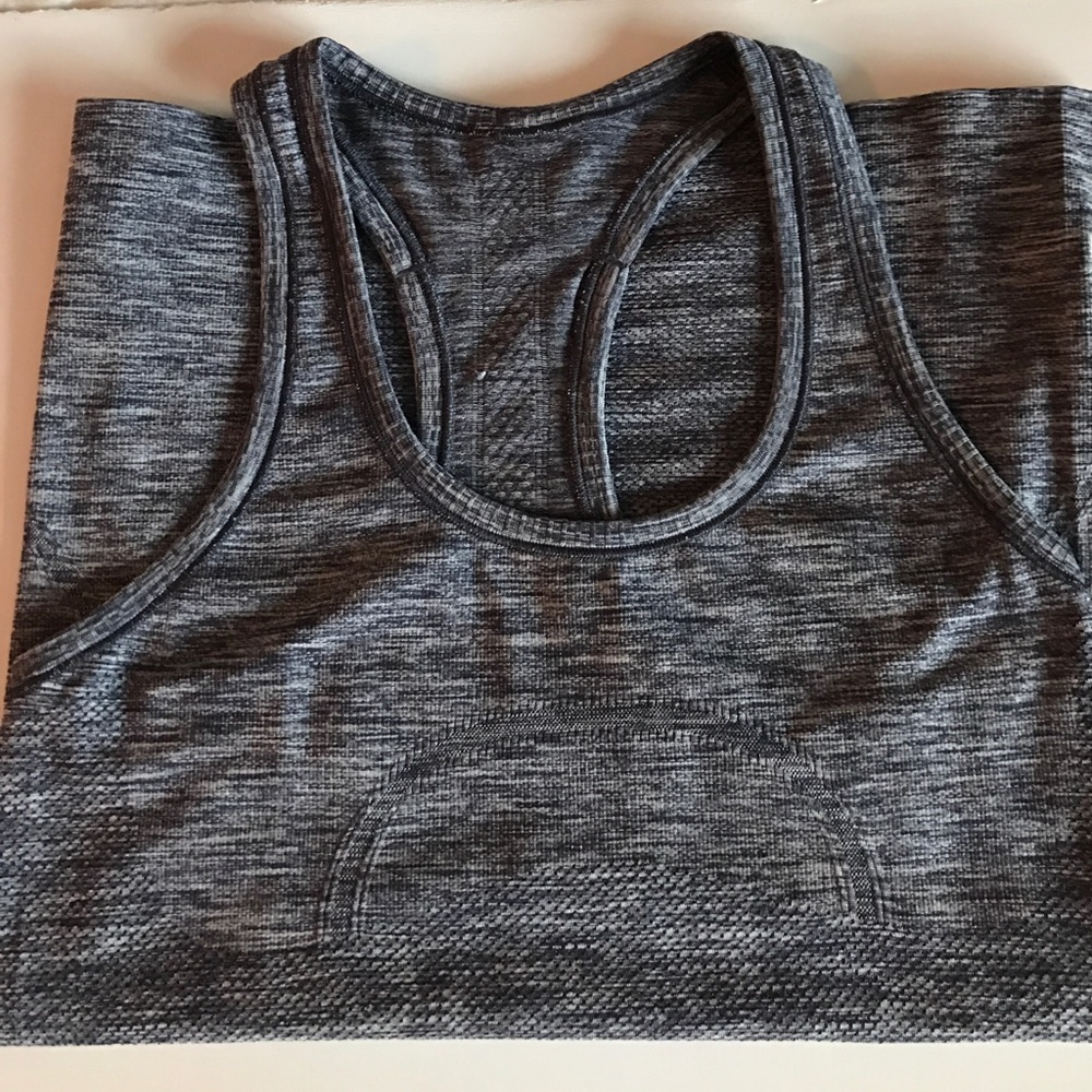 Lululemon heathered navy size 6 swiftly