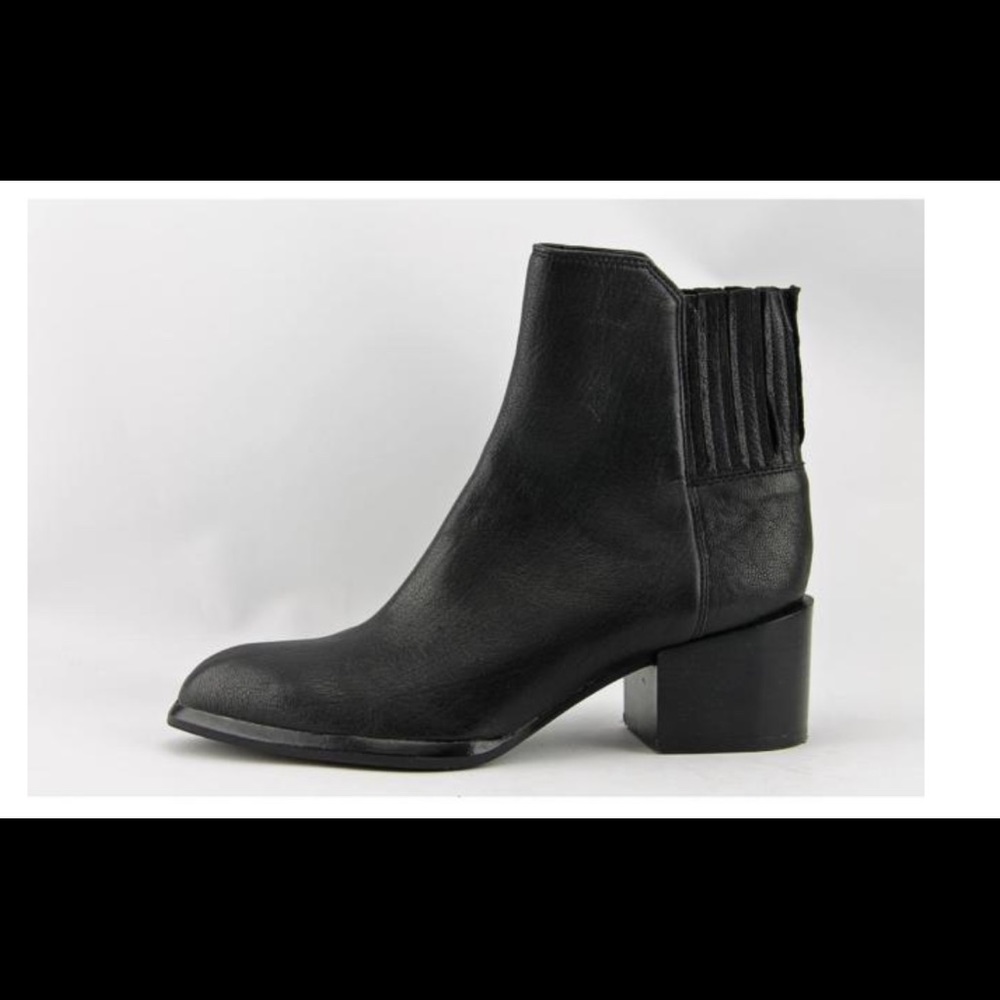 Black leather heeled Chelsea boots