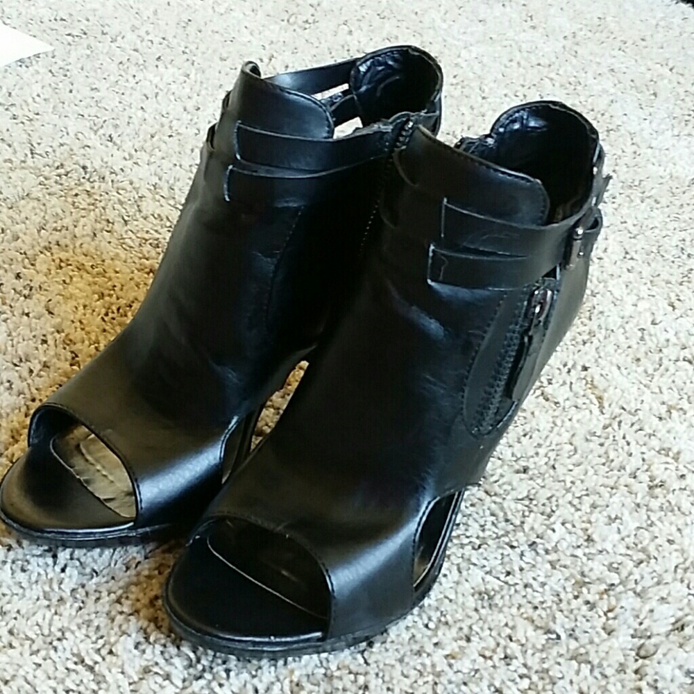 Nine West peep toes bootie