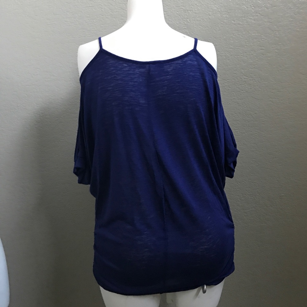 🍾HP🎉 1X left ✨COLD SHOULDER TEE - Picture 6 of 7
