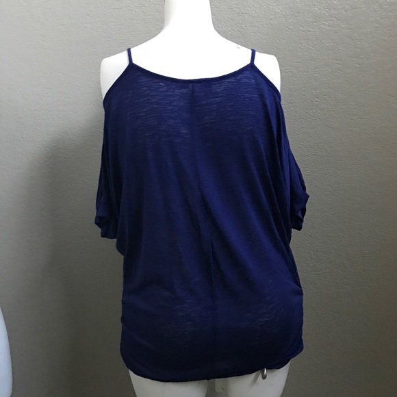 🍾HP🎉 1X left ✨COLD SHOULDER TEE - Picture 6 of 7