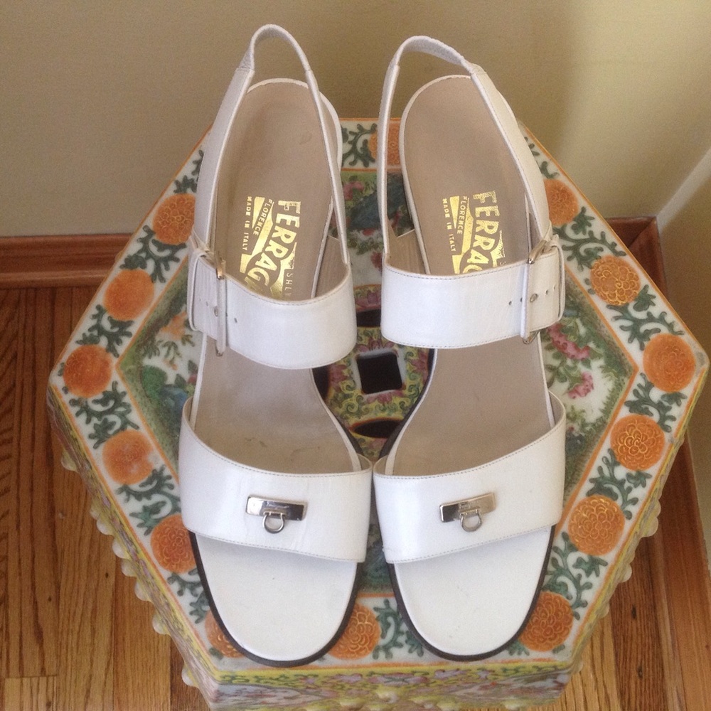☘🎉HP🎉6/20☘Ferragamo white sandals made in Italy
