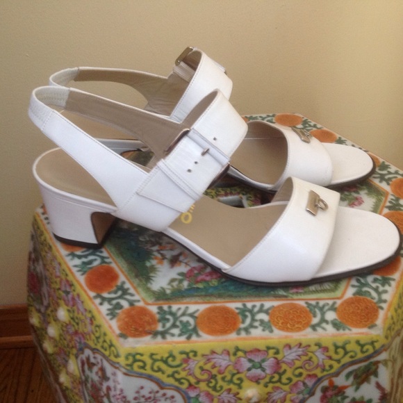 ☘🎉HP🎉6/20☘Ferragamo white sandals made in Italy - Picture 2 of 8