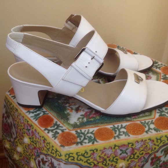 ☘🎉HP🎉6/20☘Ferragamo white sandals made in Italy - Picture 3 of 8