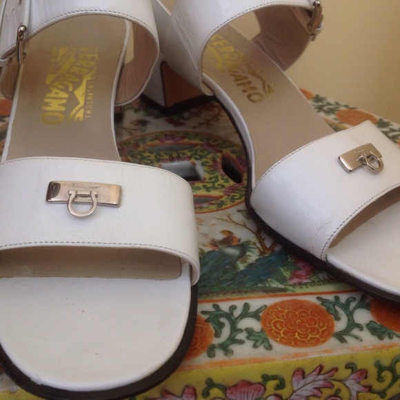 ☘🎉HP🎉6/20☘Ferragamo white sandals made in Italy - Picture 4 of 8