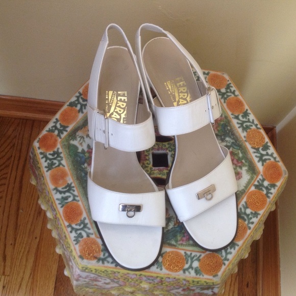 ☘🎉HP🎉6/20☘Ferragamo white sandals made in Italy - Picture 5 of 8