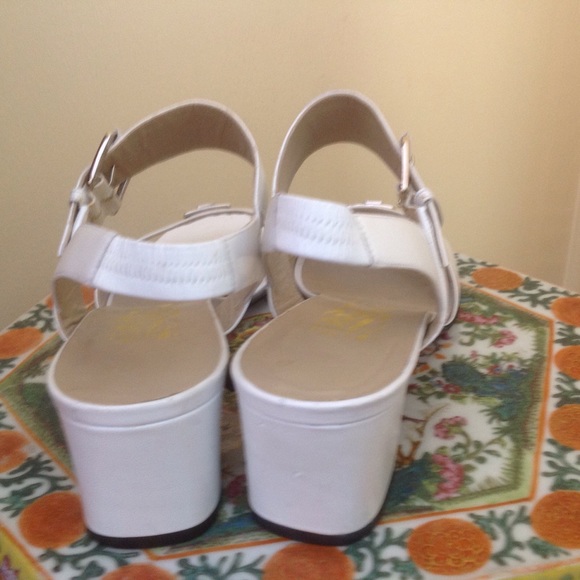 ☘🎉HP🎉6/20☘Ferragamo white sandals made in Italy - Picture 6 of 8