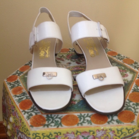 ☘🎉HP🎉6/20☘Ferragamo white sandals made in Italy - Picture 7 of 8