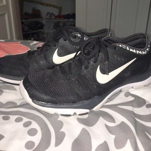 Like new black Nikes!💖🎉