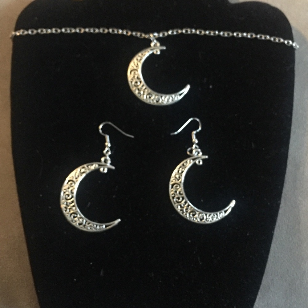 Choker Necklace with matching Earrimgs - Picture 2 of 2