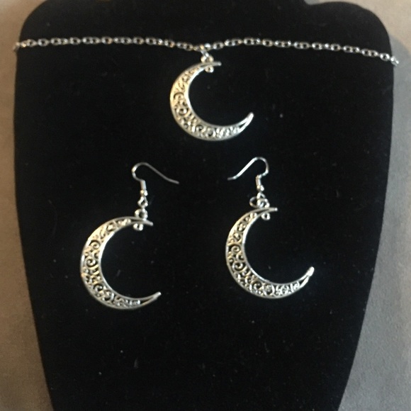 Choker Necklace with matching Earrimgs - Picture 2 of 2