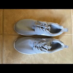 Nike Roshe One in Gray