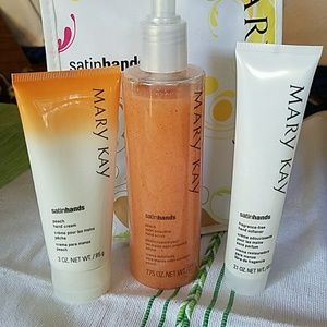 Brand new MaryKay Satinhands peach pamper set