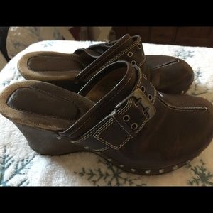 Brown buckle backless wedges