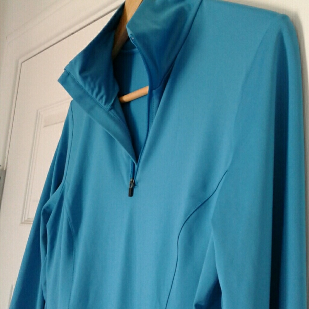 ATHLETA  Long Sleeve Fitness Top