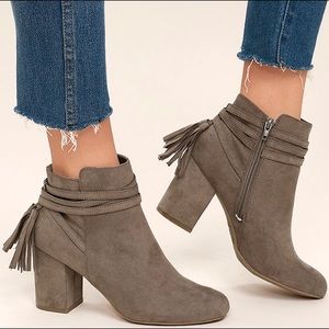 🆕 Brand new taupe suede ankle booties