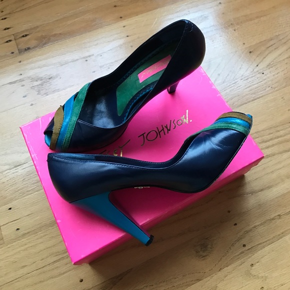 Betsey Johnson - Picture 2 of 5