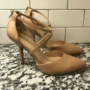 Like new Nine West Pointy toe nude heels