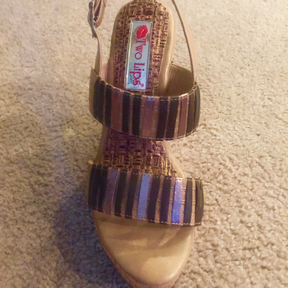 Two Lips Wedge - Picture 3 of 4