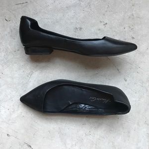 Black flat with detailed back