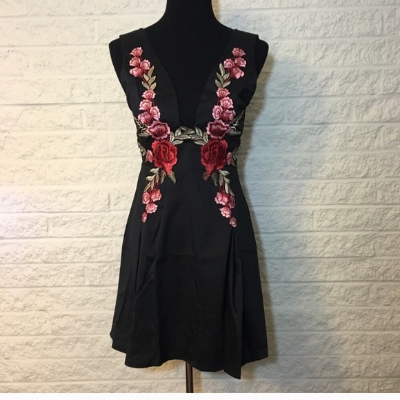 Floral embroidered mini dress - Picture 4 of 7