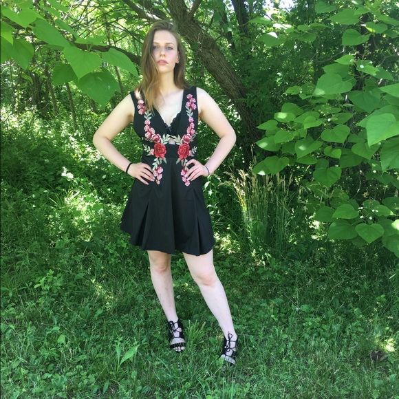 Floral embroidered mini dress - Picture 2 of 7