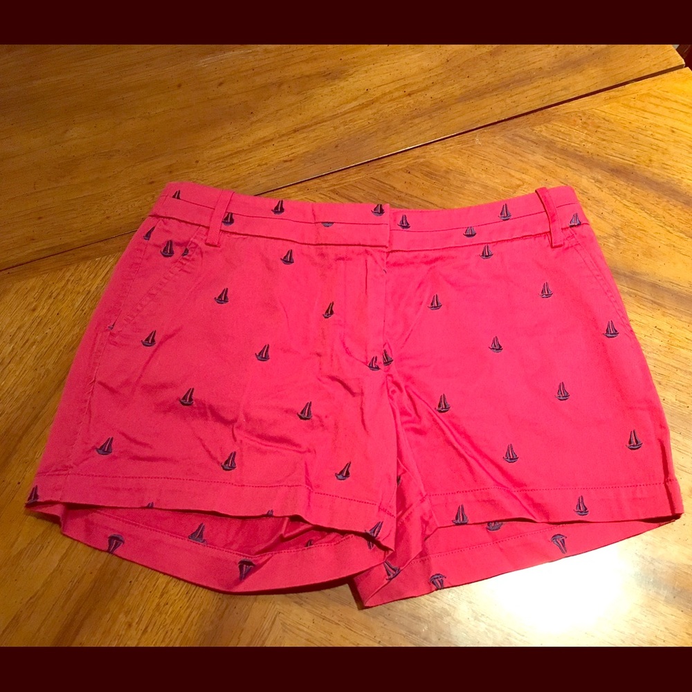Shorts with sailboat accents