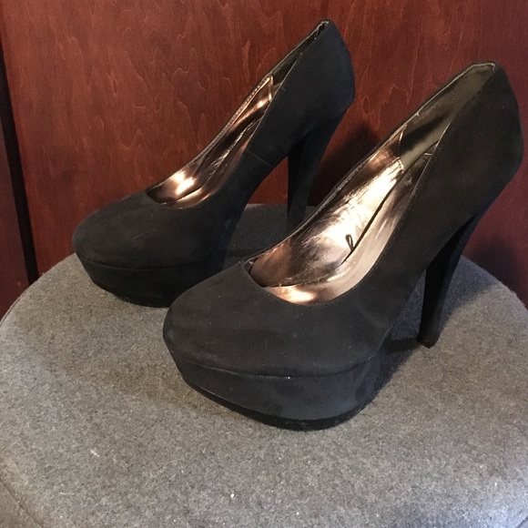 Black Platform Heels / EUC - Picture 2 of 5
