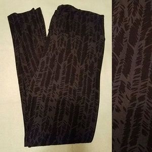 Lularoe Black Feather pattern leggings