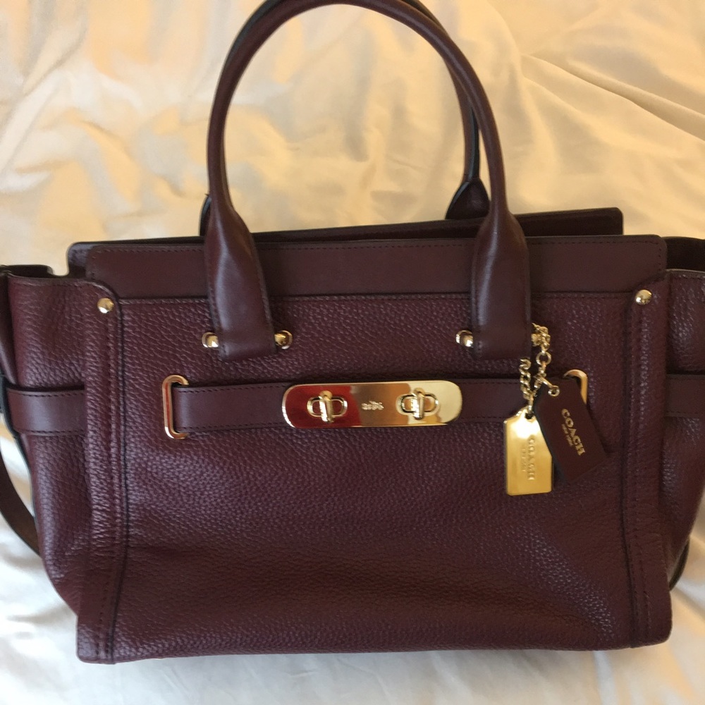 Gorgeous Swagger Carryall in Maroon