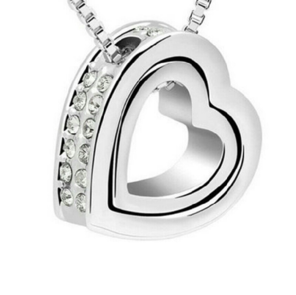 Gorgeous clear double heart necklace.