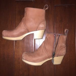 Swedish Hasbeens Zip It Emy in tan/rust nubuck 39