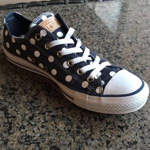 blue and white polka dot converse !