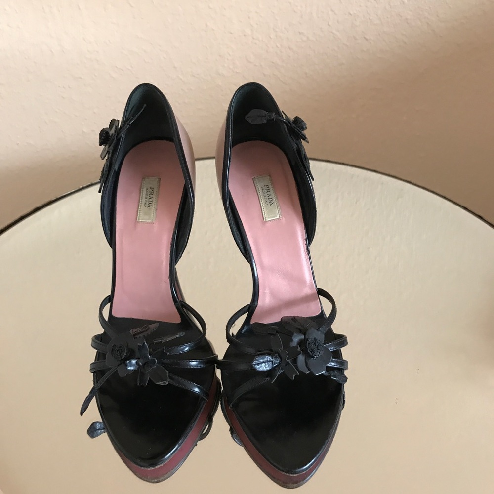Rare Black Prada Vero Cuoio Pumps!