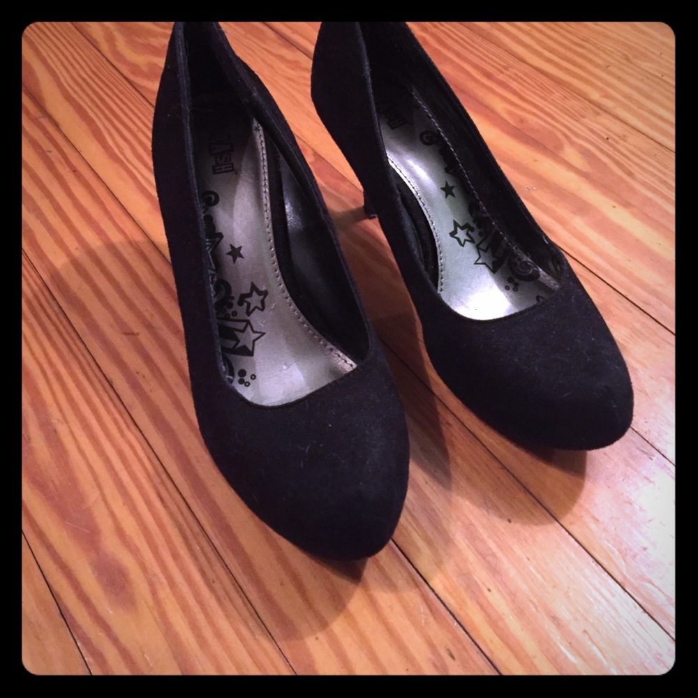 Black sued pumps