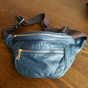 Super stylish navy waist pack!