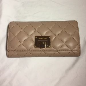 *Price Reduced* NWT Michael Kors Wallet