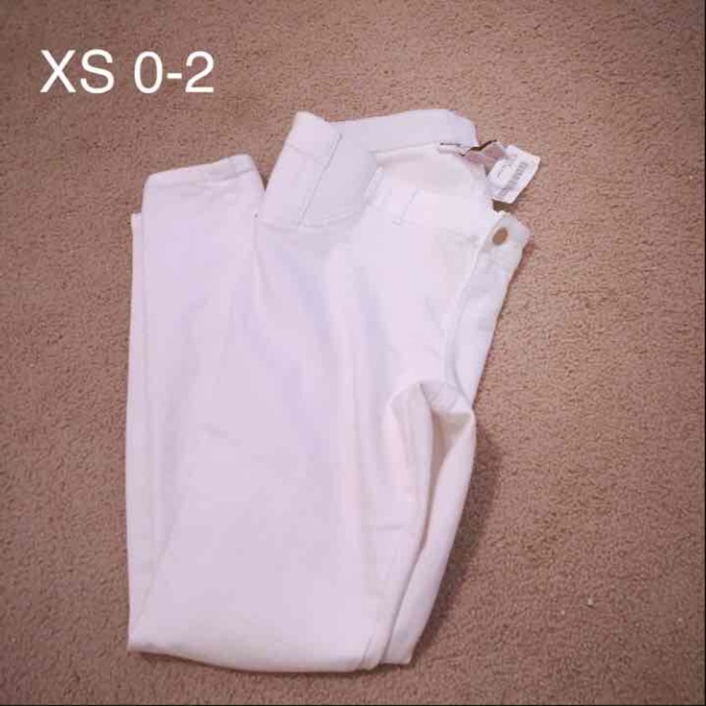XS 0-2 Liz Lange maternity white skinny jeans