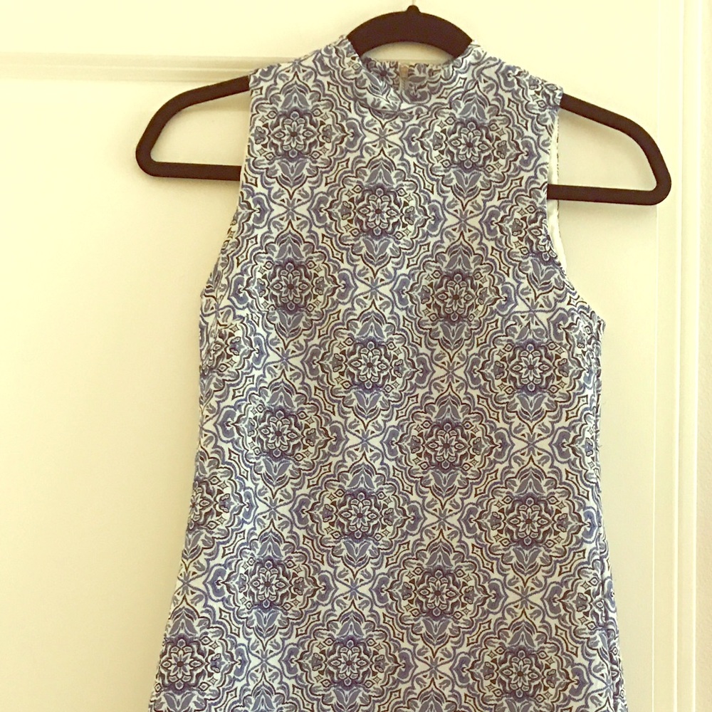 Taylor sleeveless geo print shift dress size 4