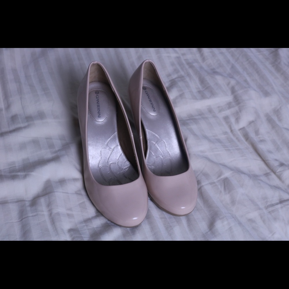 nude pumps