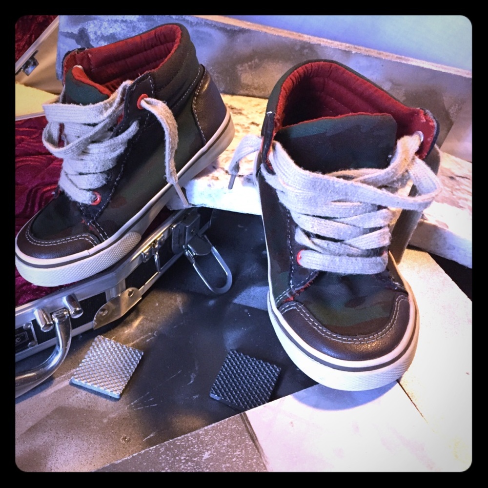 Place toddler boys sz 11 camo & Orange high tops
