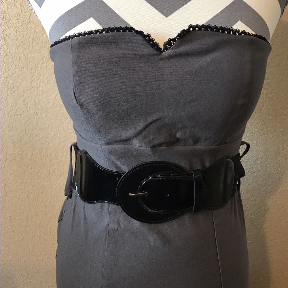 Super cute strapless dress with belt.