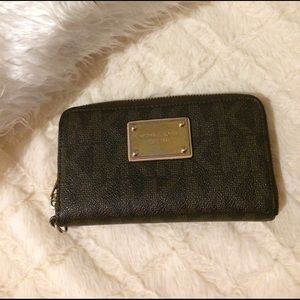 Michael Kors Jet Set wristlet wallet