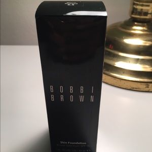Bobbi brown foundation in warm almond