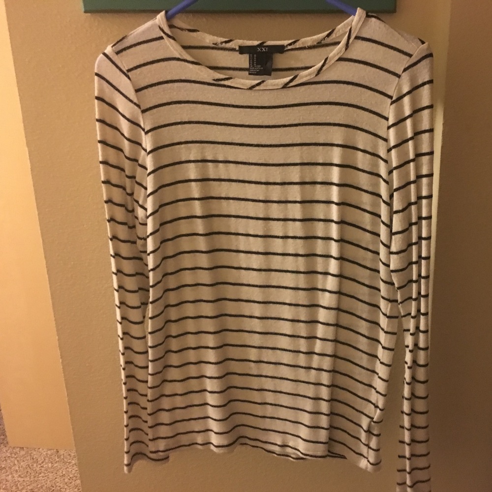 White and black striped long sleeves tee