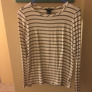 White and black striped long sleeves tee