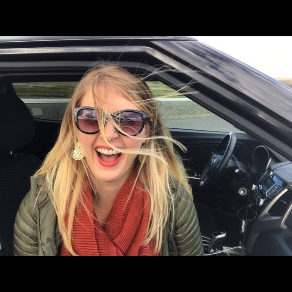 Meet your Posher, Stephanie - Picture 3 of 4