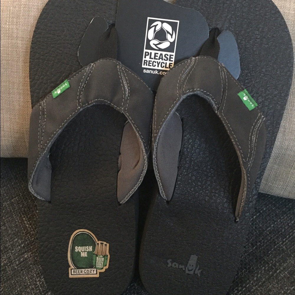 New Sanuk men's flip flop size 11. Super swishy!